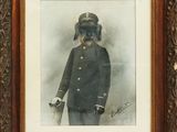 une vieille photo d'un homme en uniforme militaire tenant un fusil