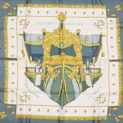 une image représentant une écharpe bleue et dorée ornée d'un blason