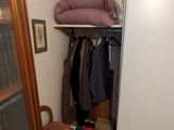 un placard contenant une étagère et une chaise