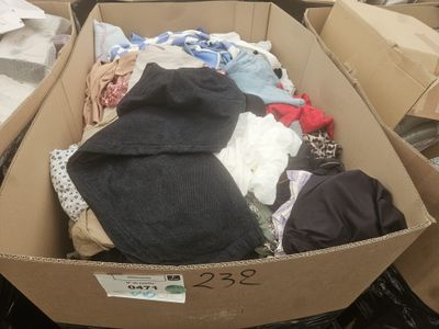 une boîte en carton remplie de vêtements et d'un chapeau