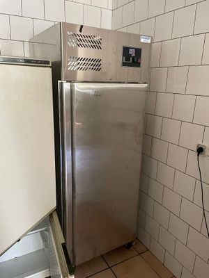 un réfrigérateur et un congélateur dans un coin de la cuisine