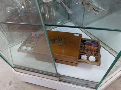 une vitrine en verre contenant divers objets
