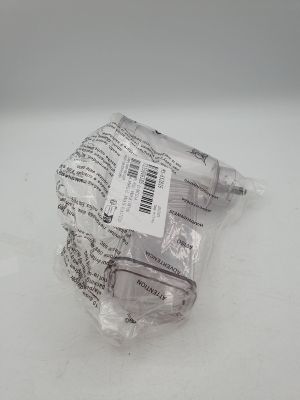un sac en plastique contenant une bouteille de liquide