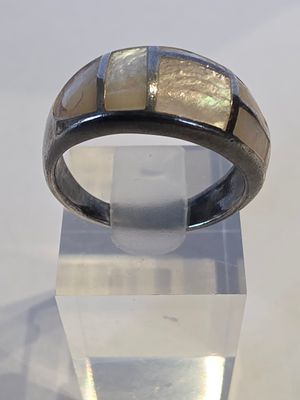 une bague posée sur un bloc de verre