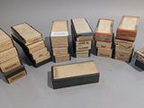 un grand nombre de boîtes empilées les unes sur les autres