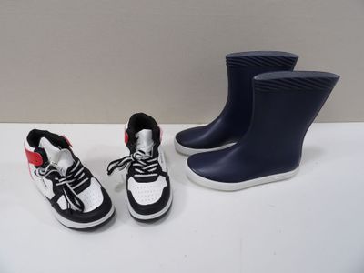 deux paires de chaussures posées l'une à côté de l'autre sur une table