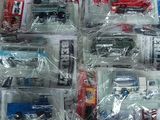 beaucoup de petites voitures dans des sacs en plastique, par terre