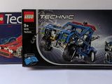 deux sets lego technic dans la boite sur la table