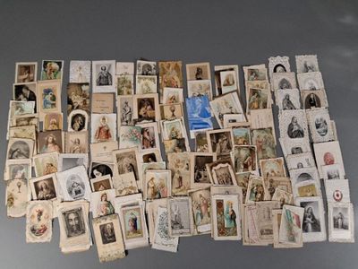 beaucoup de vieilles photos accrochées au mur