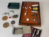 de nombreux objets différents posés sur une table