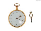 une montre à gousset en or à laquelle est attachée une clé