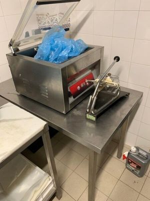 une machine posée sur une table dans une cuisine