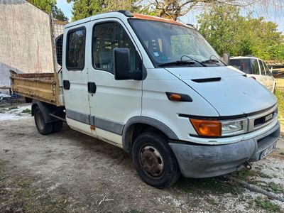un camion blanc garé dans la poussière