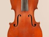 un vieux violon avec un archet accroché à son dos