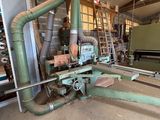 une machine qui se trouve à l'intérieur d'un bâtiment