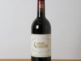 une bouteille de vin rouge posée sur une table en bois