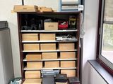 une armoire en bois surmontée de nombreux tiroirs
