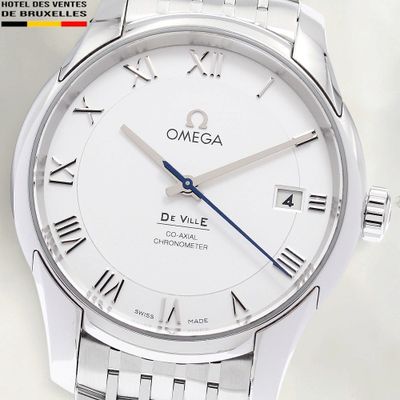 gros plan d'une montre avec des chiffres romains sur le cadran
