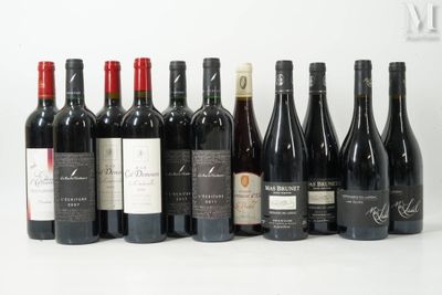 des bouteilles de vin sont alignées sur une surface blanche