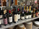 de nombreuses bouteilles de vin sur une étagère dans un magasin