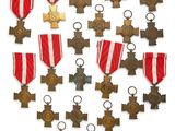 une image représentant un ensemble de médailles et de croix sur fond blanc