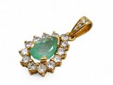 pendentif en émeraude et diamant sur fond blanc