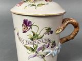 une tasse avec une anse décorée de fleurs