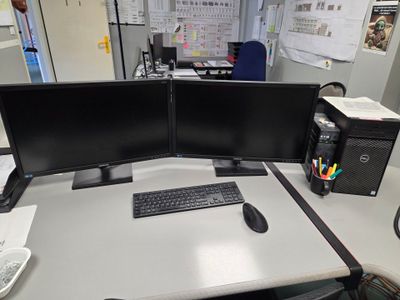 un bureau d'ordinateur équipé de deux écrans et d'un clavier