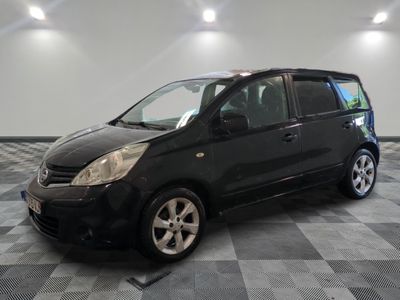 la photo d'une petite voiture noire garée sur un sol en damier