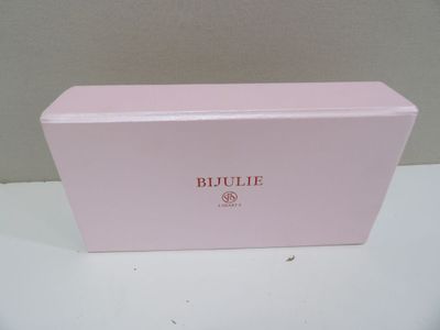 La boîte est rose et porte un logo.