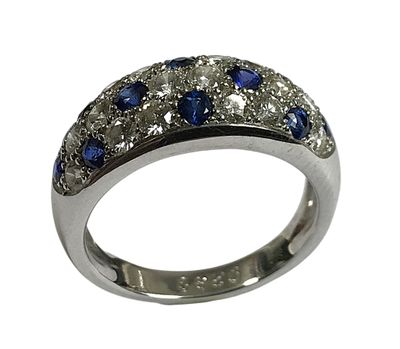 BAGUE jonc pavée de diamants et saphirs, tour de doigt : 53,…