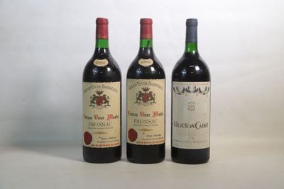 trois bouteilles de vin posées sur une table blanche