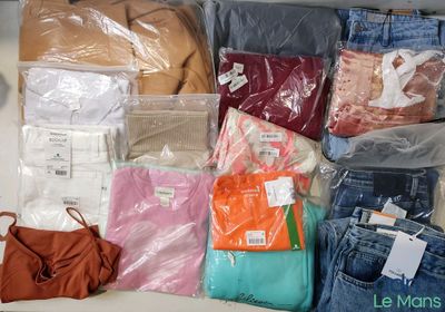 beaucoup de vêtements qui restent sur une étagère