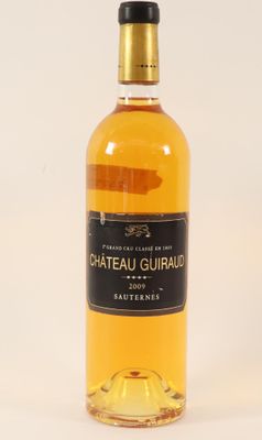 la bouteille de vin est posée sur une surface blanche
