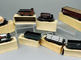 de nombreux petits trains miniatures exposés sur une table