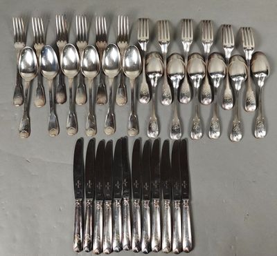 beaucoup de fourchettes et de cuillères sur la table