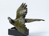 sculpture en bronze représentant un oiseau sur un socle noir