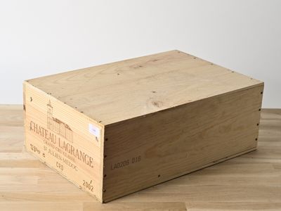 une caisse en bois posée sur un parquet