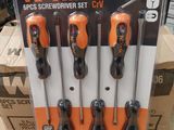 six pieces of screw screwdriver set in a box on a table
