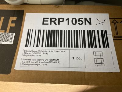 une boîte en carton portant un code-barres, posée sur une table