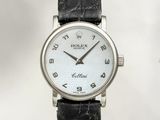une image montrant un gros plan d'une montre-bracelet au cadran blanc