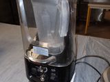 un mixeur posé sur une table dans une cuisine