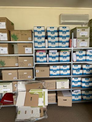 une pièce avec beaucoup de boîtes et de cartons sur les étagères