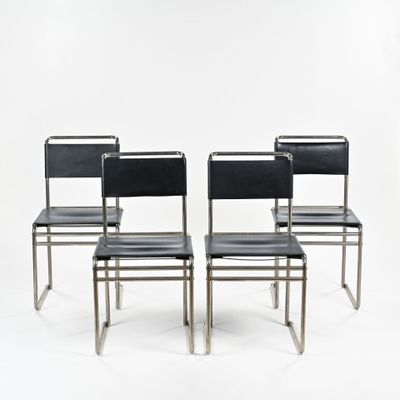 lot de quatre chaises de salle à manger en cuir noir et chromé