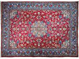 un tapis rouge bordé de bleu et orné d'un motif floral