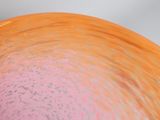 une photo en gros plan d'un bol orné d'un motif rose et orange