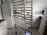 une photo d'une cuisine avec un chariot au milieu de la pièce