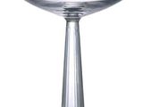 un saladier en verre posé sur une table