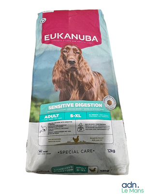 une image représentant un sac de croquettes Eukanuba pour chien sur fond blanc