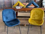 deux chaises placées l'une à côté de l'autre dans un entrepôt